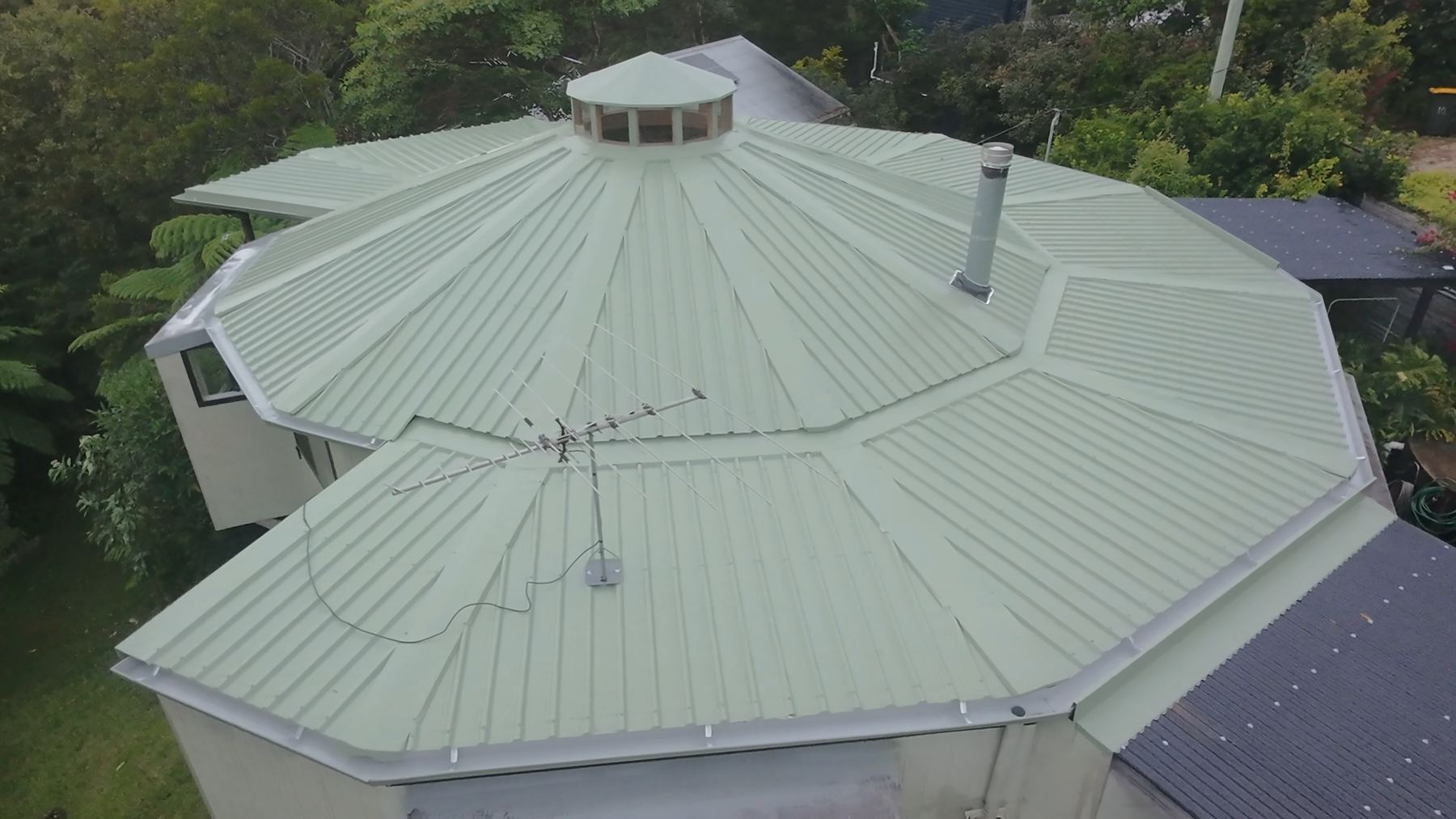 Rear elevation with all eight hips capped
